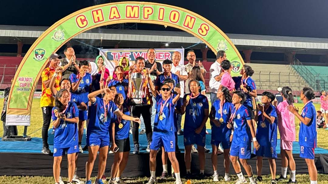 Skuad Arema FC Women angkat trofi lagi (Foto: Nanang Habibi)