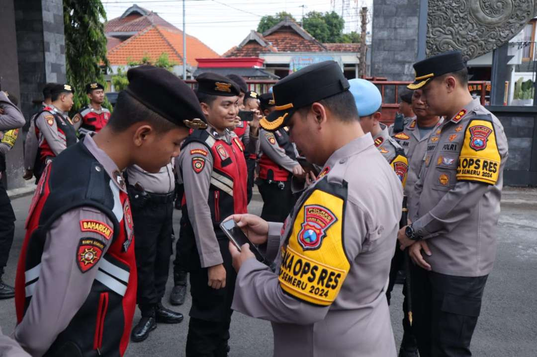 Kapolres Lamongan AKBP Bobby A Condroputra sedang memeriksa handphone salah seorang anggota (Foto : Istimewa)