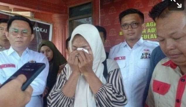 Guru honorer Supriani menangis saat akan dijebloskan ke rumah tahanan. (Foto: Istimewa)