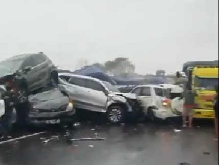 Kecelakaan lalu lintas di Tol Cipularang KM 92 yang melibatkan sedikitnya 10 kendaraan pada Senin 11 November 2024. (Foto: tangkapan layar X)