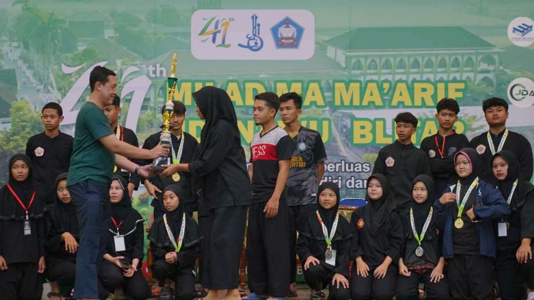 Para juara menerima medali dari panitia dan kepala sekolah Maalma Udanawu Blitar. (Foto: kus for ngopibareng.id)