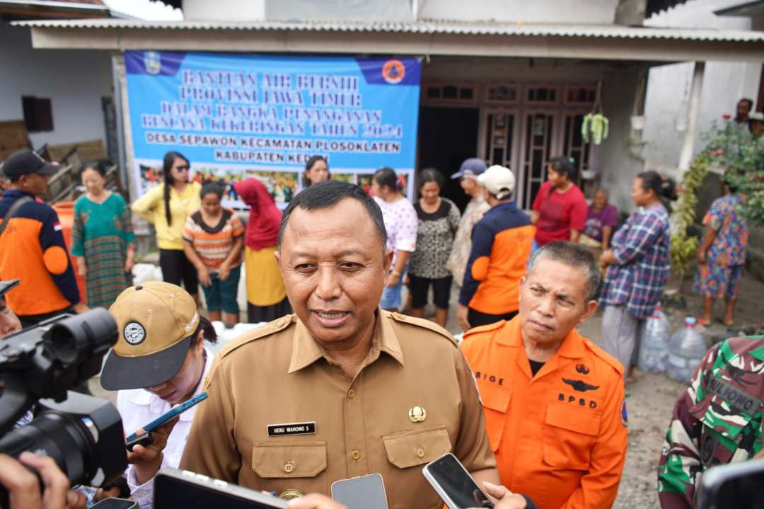 Pemerintah Kabupaten Kediri rutin melakukan distribusi air bersih terhadap masyarakat Dusun Petung Ombo, Desa Sepawon, Kecamatan Plosoklaten (Foto: istimewa)