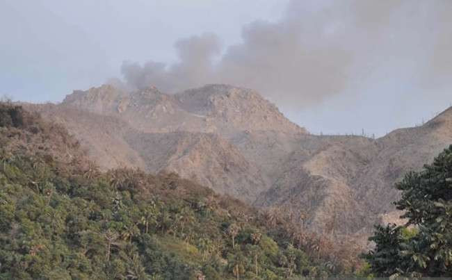 Gunung Rokatenda di perairan Laut Flores, tepatnya di Pulau Palue, Kabupaten Sikka, Provinsi NTT mengalami peningkatan aktivitas vulkanik. (Foto: Ant)