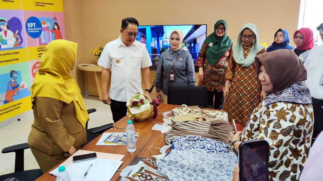 Pj Gubernur Jatim, Adhy Karyono saat menyaksikan proses kurasi di Kantor Disperindag Jatim, Surabaya, Senin 11 November 2024. (Foto: Fariz Yarbo/Ngopibareng.id)