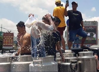 Warga Desa Winong, Kecamatan/Kabupaten Boyolali, Jawa Tengah, mandi susu. Hal itu dilakukan setelah susu sapi perah para peternak sapi tidak terserap oleh perusahaan. (Foto: tangkapan layar youtube)