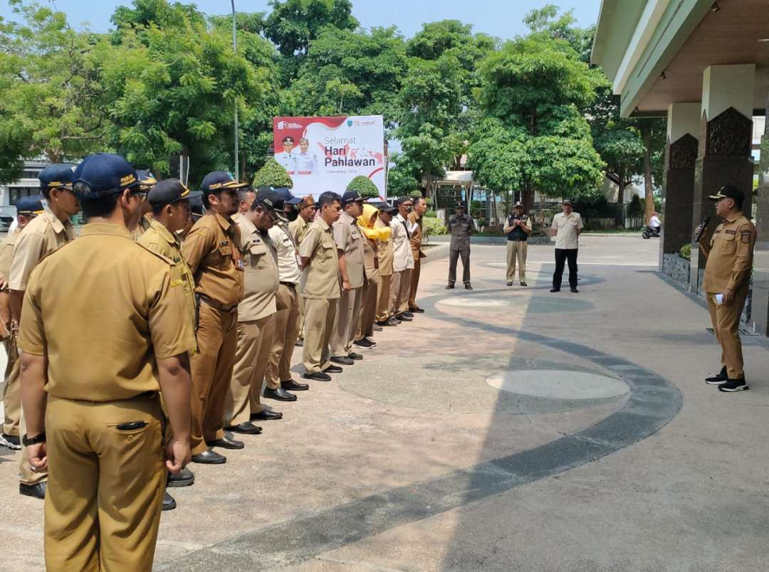 97 aparatur sipil negara (ASN) Pemkab Probolinggo dikenai sanksi hukum jemur lantaran mangkir saat upacara Hari Pahlawan. (Foto: Iksan Mahmudi/Ngopibareng.id)