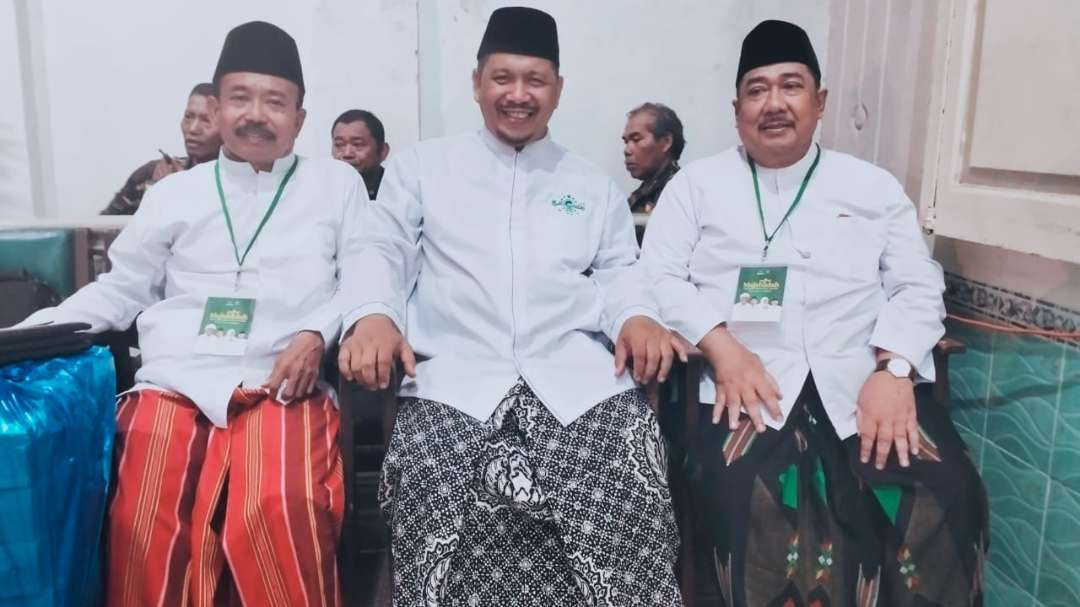 H Fathurrohman (Wakil Rais Syuriah PCNU Surabaya) bersama Ust. Mohammad Taufik Mukti (Wakil Ketua PWNU Jatim) dan H. Masduki Toha (Ketua PCNU Kota Surabaya) dalam kegiatan Mujahidah di Surabaya. (Foto: dok/ngopibareng.id)