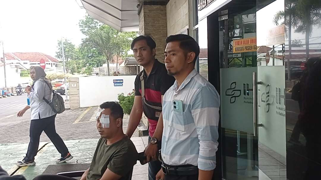 Korban harus menjalani operasi di bagian hidung usai dikeroyok di rumah karaoke (Foto: Rusdi/Ngopibareng.id)