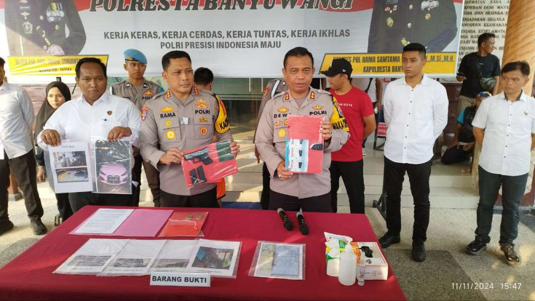 Kaplresta Banyuwangi Kombespol Rama Samtama Putra didampingi Wakapolresta AKBP Dewa Putu Eka Darmawan menunjukkan barang bukti yang disita (foto: Muh Hujaini/Ngopibareng.id)