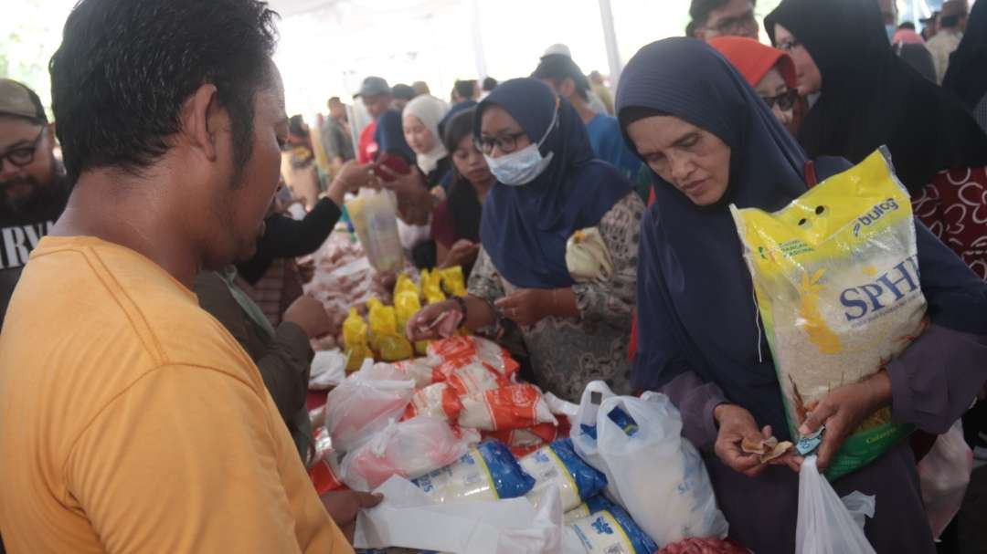 Masyarakat berbelanja di pasar murah. (Foto: Istimewa)