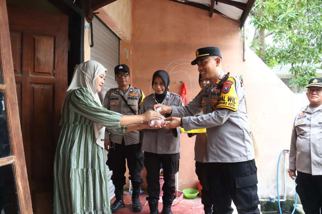 Kapolsek Bojonegoro Kota, AKP Agus Elfauzi, bagi-bagi telur hasil peternakan anggota polisi. (Foto: dok. polres bojonegoro)