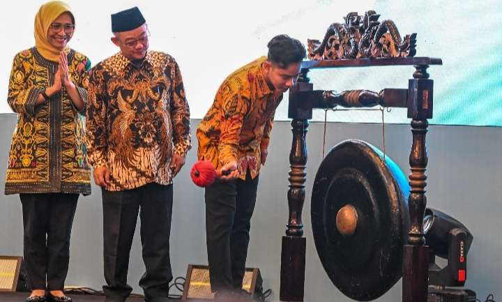 Wapres Gibran Rakabuming didampingi Menteri Pendidikan Dasar dan Menengah Abdul Mu'ti dan Ketua Komisi X DPR) RI Hetifah Sjaifudian membuka Rapat Koordinasi Evaluasi Kebijakan Pendidikan bersama para Kepala Dinas Pendidikan seluruh Indonesia. (Foto: Setwapres)