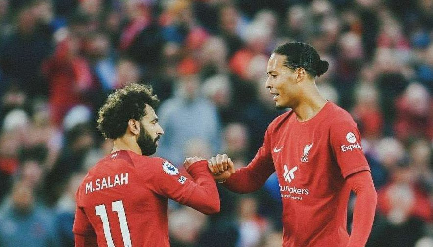 Bek tengah Liverpool Vigil van Dijk (kanan) enggan bicara soal timnya yang berpeluang juara Premier League 2024-2025