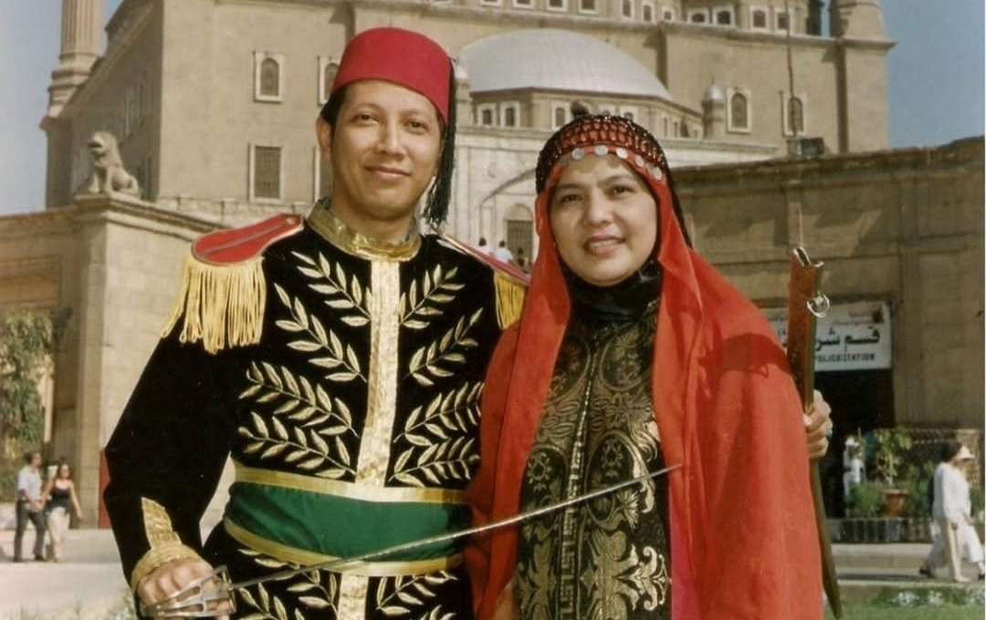 H Lukman Hakim Saifuddin (mantan Menteri Agama RI) bergaya tokoh Salahuddin Al-Ayyubi, bersama istrinya. (Foto:dok/ngopibareng.id)