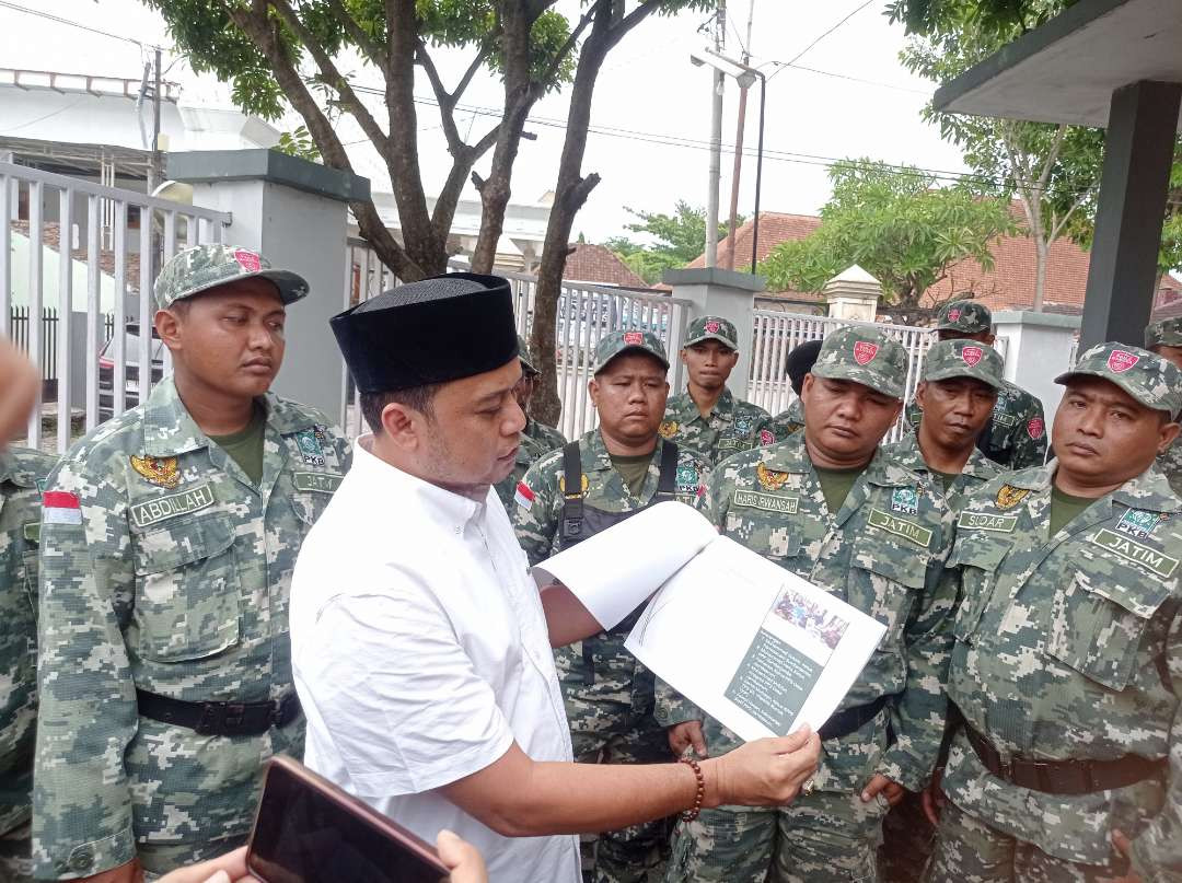 Ketua DPC PKB Jember, Ayub Junaidi membeberkan bukti penyelengara Pilkada yang dinilainya mirip tim sukses. (Foto: Rusdi/Ngopibareng.id)