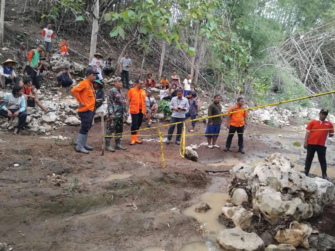 Departemen Teknik Geofisika Institut Tehnologi Sepuluh Nopember (ITS) Surabaya melakukan penyelidikan terhadap lubang misterius di Blitar. (Foto: Choirul Anam/Ngopibareng.id)