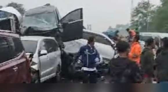 Kecelakaan beruntun di Tol Cipularang Km 92 pada Senin 11 November 2024. (Foto: Istimewa)