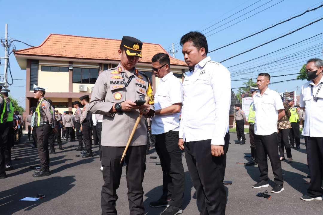 Kapolres AKBP Mario Prahatinto, memimpin langsung inspeksi mendadak terhadap handphone (HP) seluruh personelnya. (Foto: dok. Polres bojonegoro)