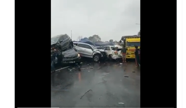 Kecelakaan beruntun terjadi di Tol Cipularang KM 02, Purwakarta, Jawa Barat, Senin 11 November 2024. Polisi menangkap seorang sopir truk. (Foto: X)