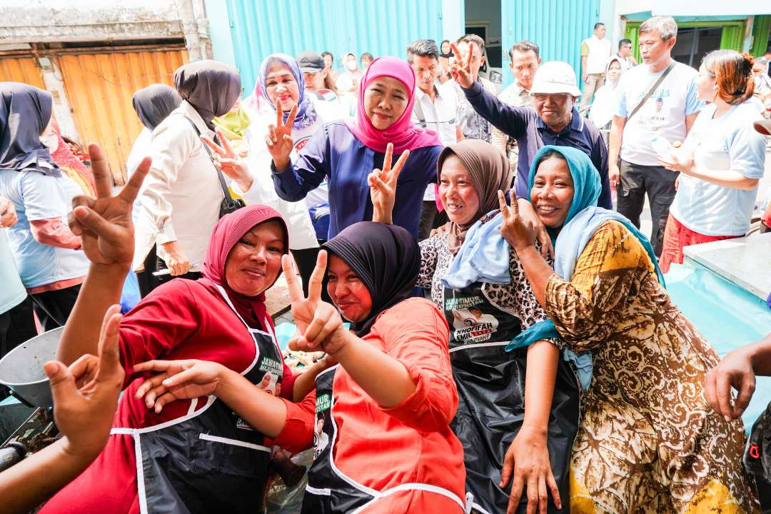 Calon Gubernur Jawa Timur Nomor Urut 2 Khofifah Indar Parawansa blusukan menyambangi Pasar Kalianak, Surabaya hari ini. (Foto: Dok)