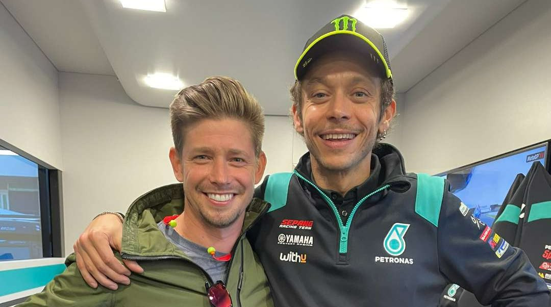 Keakraban mantan musuh bebuyutan, Valentino Rossi dengan Casey Stoner. (Foto: X)