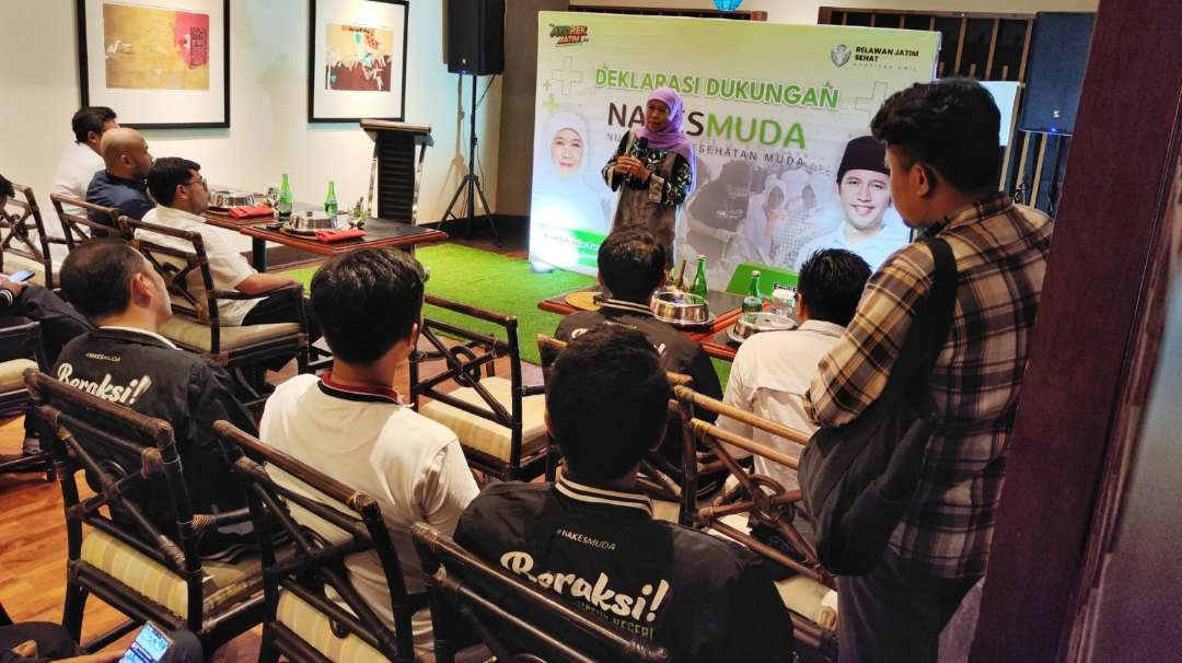 Cagub Jatim nomor urut 2, Khofifah Indar Parawansa saat memaparkan program kepada Nakes Muda di Surabaya, Selasa 12 November 2024. (Foto: Fariz Yarbo/Ngopibareng.id)