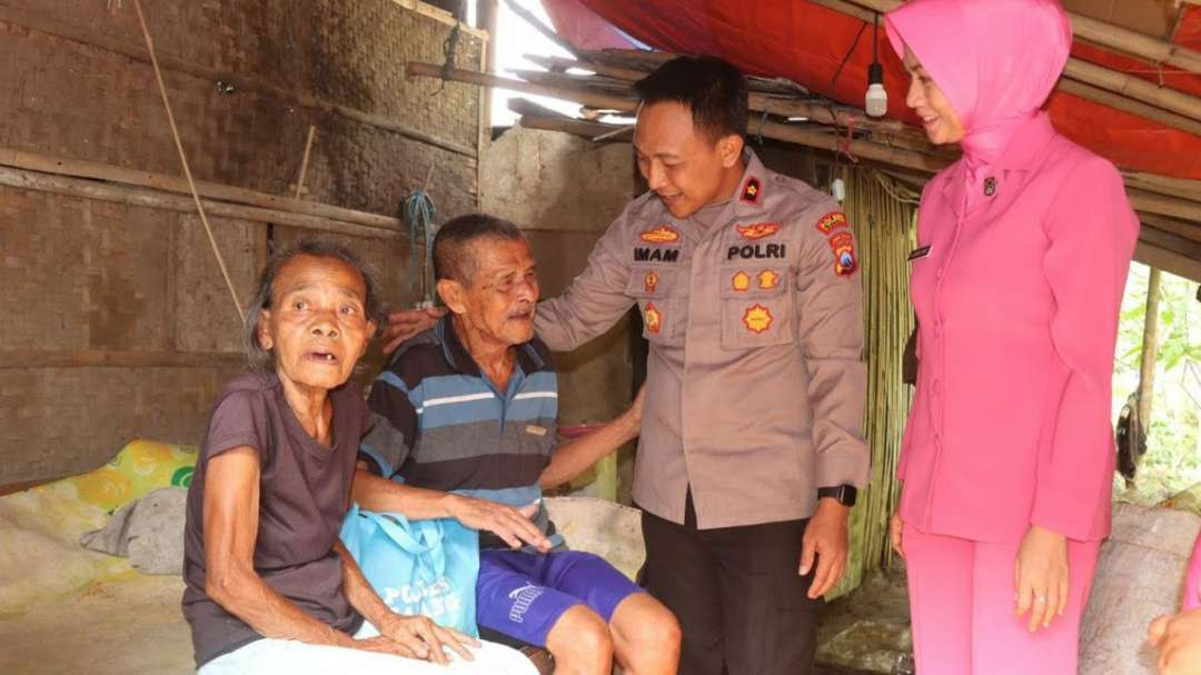 Polres Malang distribusikan paket sembako di 8 kecamatan. (Foto: Polres Malang)