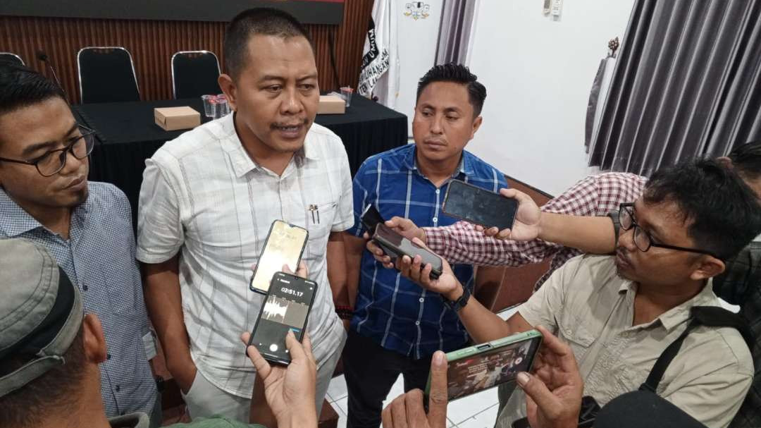 Ketua KPU Lamongan, Mahrus Ali bicara soal debat lanjutan Pilbup. (Foto: Imron Rosidi/Ngopibareng.id)