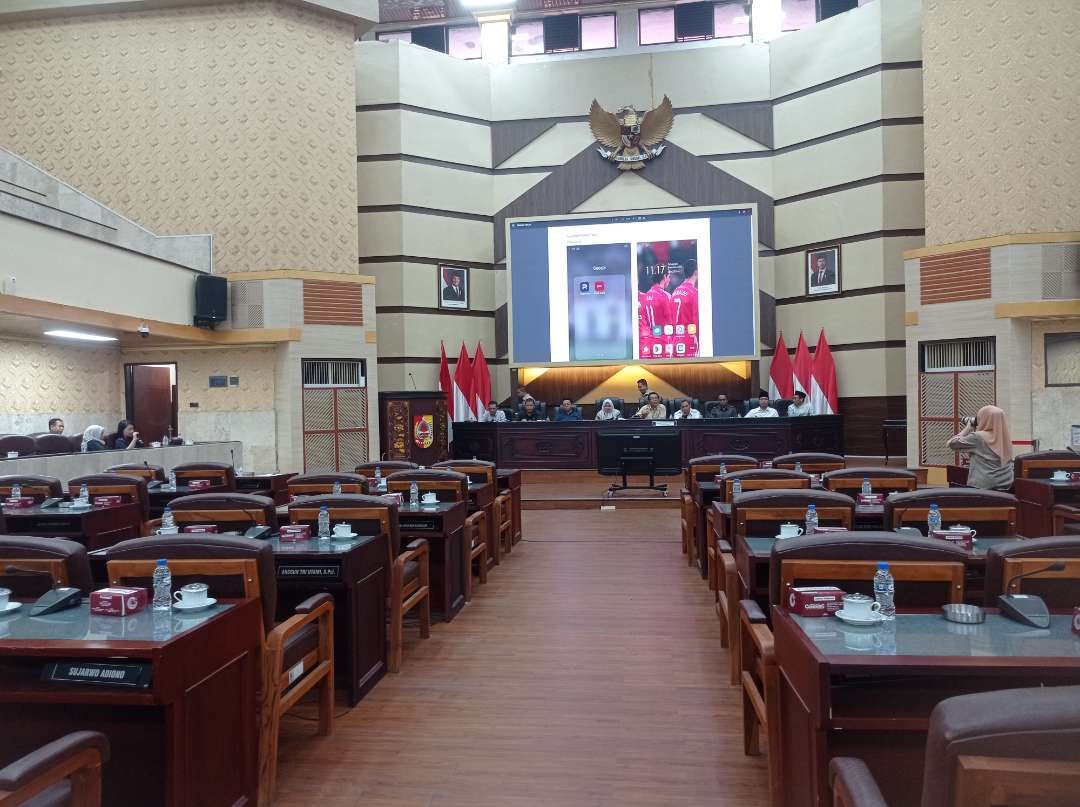 Ruang Paripurna DPRD Jember sepi karena KPU Jember dan PPK yang diundang tidak hadir (Foto: Rusdi/Ngopibareng.id)