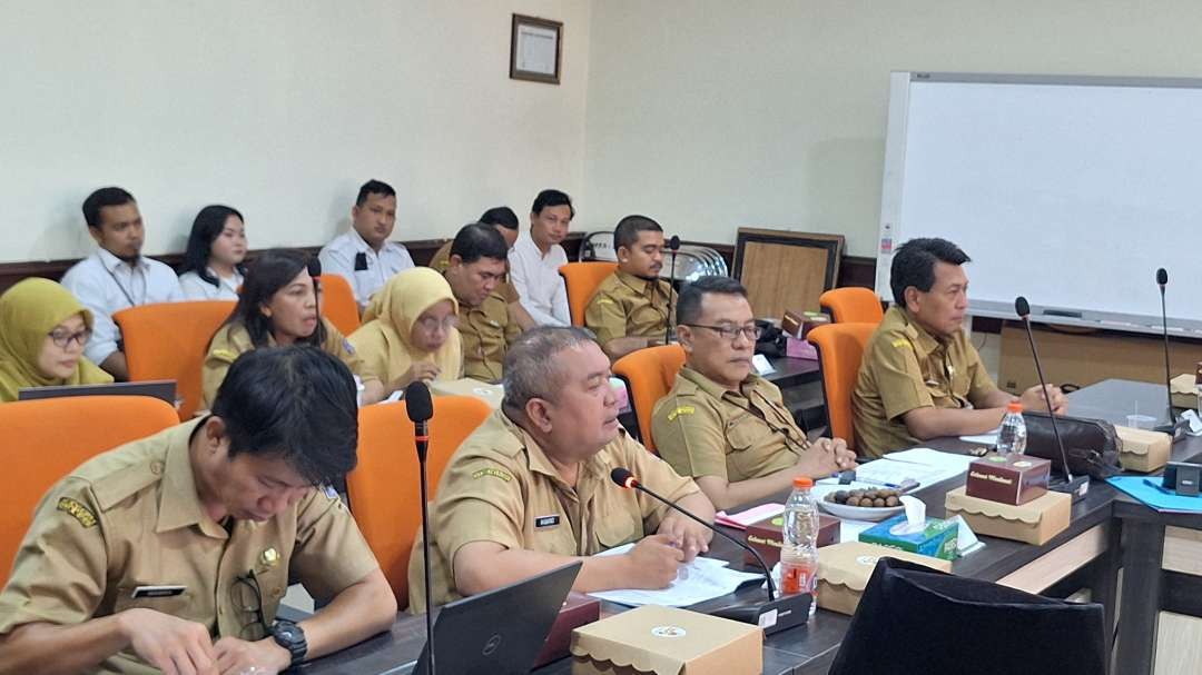 Kepala Disbudporapar Kota Surabaya Hidayat Syah saat menghadiri rapat dengar pendapat dengan Komisi D DPRD Kota Surabaya, Selasa 12 November 2024. (Foto: Julianus Palermo/Ngopibareng.id)