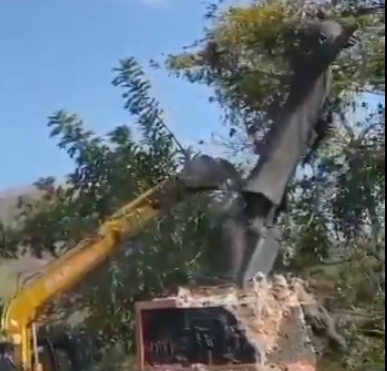 Perobohan patung Jenderal Sudirman di komplek Stadion Pringgodani, Kabupaten Wonogiri, Jawa Tengah. (Foto: tangkapan layer youtube)