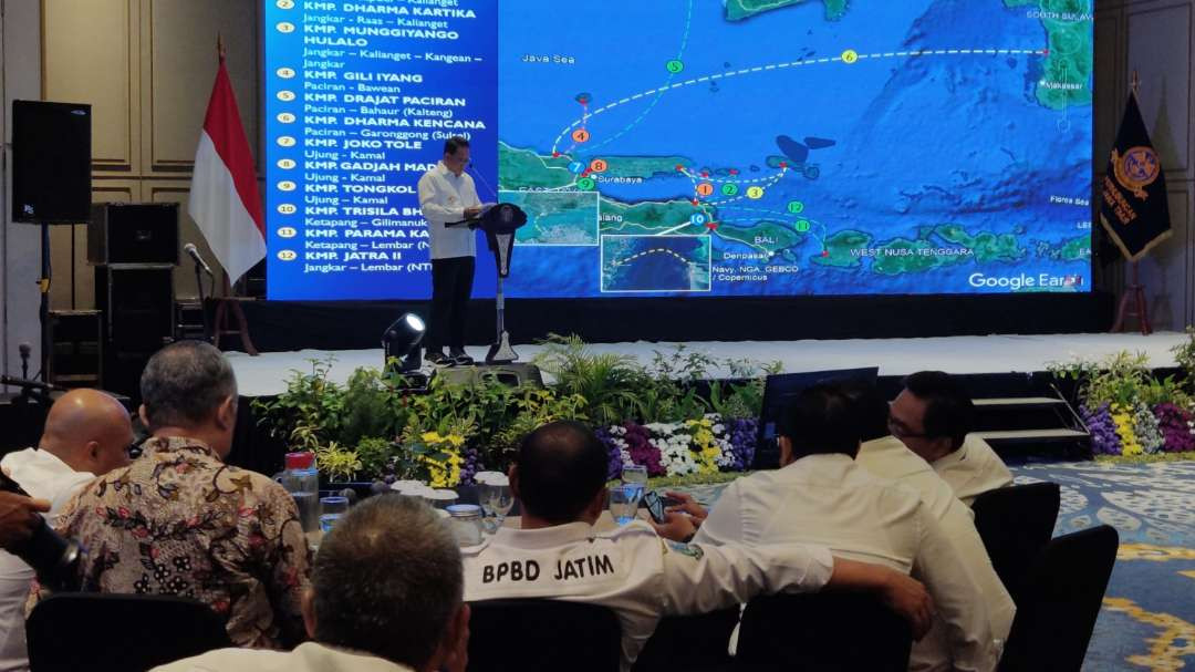 Pj Gubernur Jatim, Adhy Karyono dalam Rapat Forum Komunikasi Perhubungan di Surabaya, Rabu 13 November 2024. (Foto: Fariz Yarbo/Ngopibareng.id)