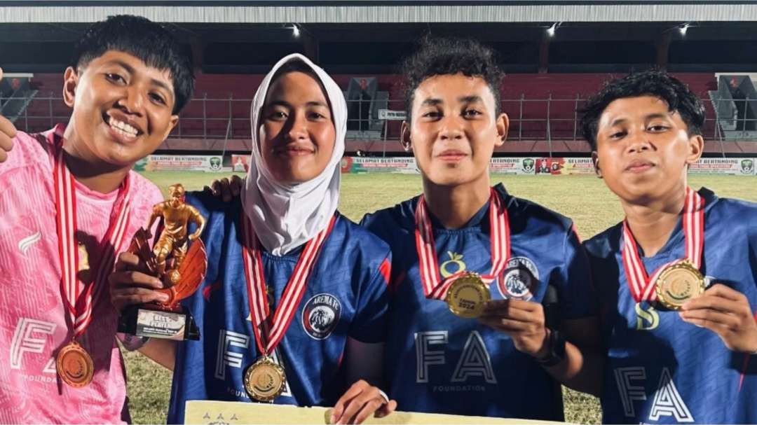 Nastasia Suci (dua dari kanan) di pesta juara Kajati Kalteng Cup II 2024. (Foto: Arema FC Women)