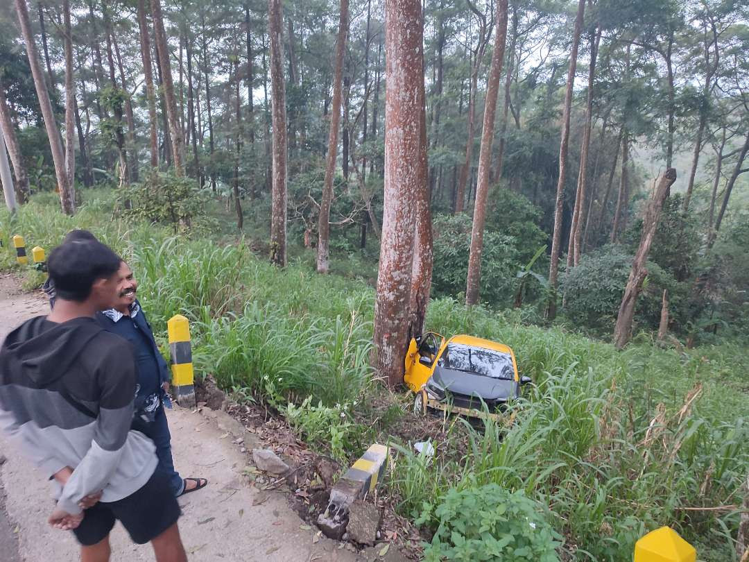 Honda Brio kuning membawa empat penumpang masuk jurang. (Foto: Deni Lukmantara/Ngopibareng.id)