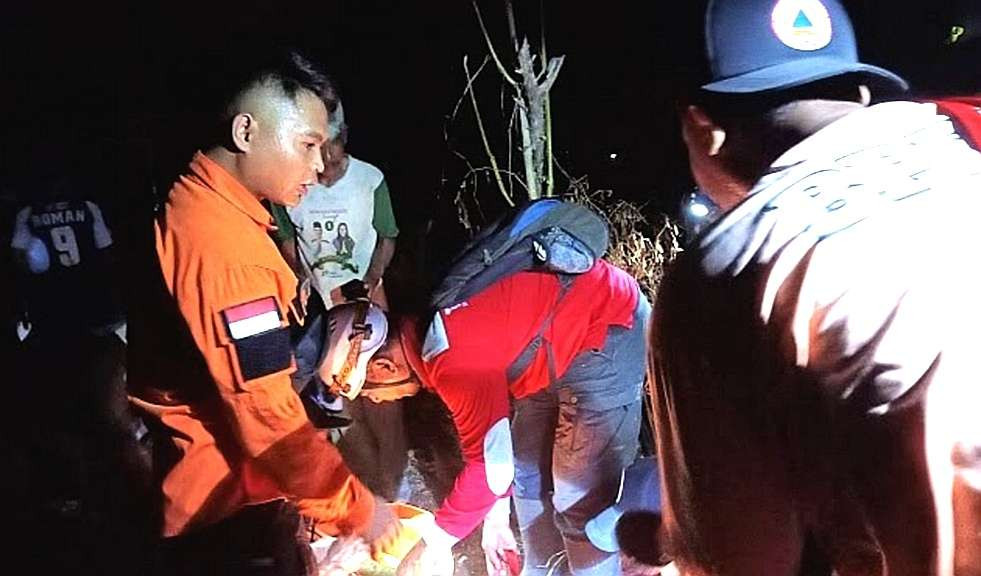 Gabungan anggota BPBD Situbondo, Polsek dan Koramil Bungatan mengevakuasi mayat pencari madu di Hutan Pegunungan Ringgit Bungatan, Selasa 12 November 2024 malam. (Foto: BPBD Situbondo)