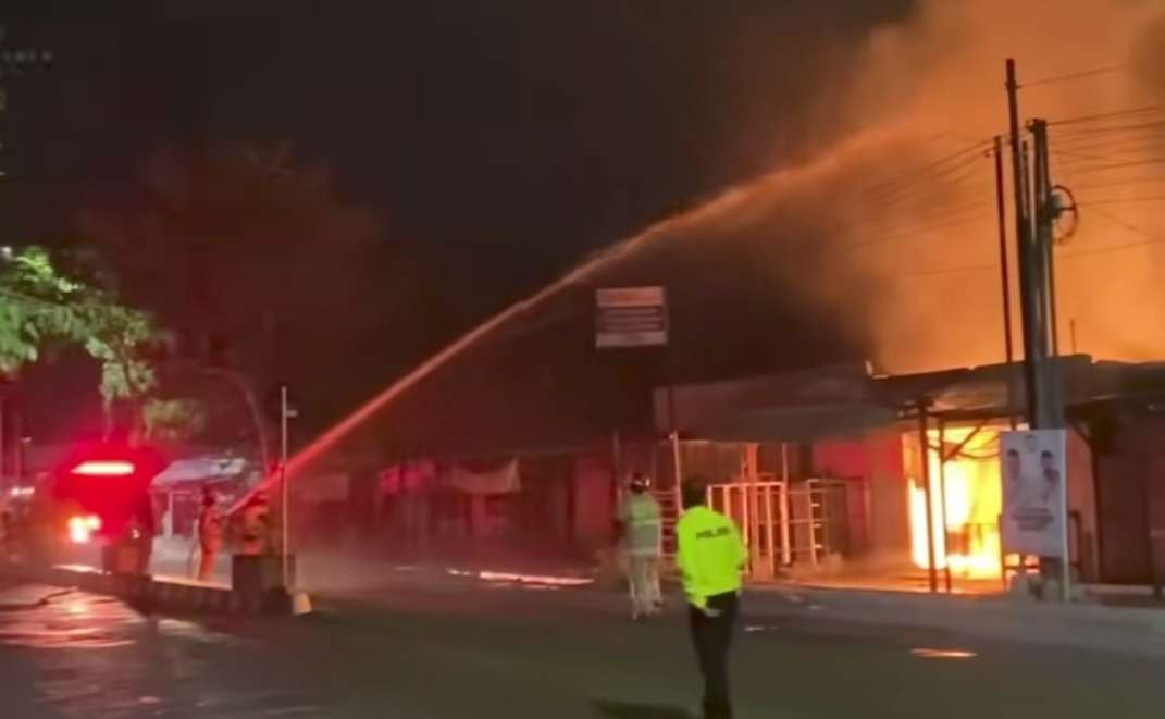 Proses pemadaman kebakaran di pangkalan LPG Desa Sukorejo, Kecamatan Loceret, Kabupaten Nganjuk, Jawa Timur, terbakar, Selasa 12 November 2024 malam. (Foto: Tangkapan video)