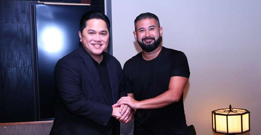 Ketum PSSI Erick Thohi bersama Putra Mahkota Johor Tunku Ismail Idris. (Foto: PSSI)