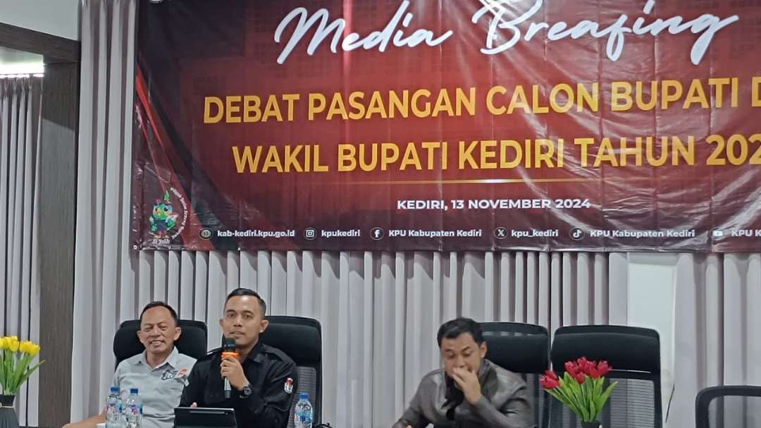 Komisi Pemilihan Umum (KPU) Kabupaten Kediri melaksanakan kegiatan media briefing di salah satu hotel di wilayah Kecamatan Ngasem, Kabupaten Kediri, sehari jelang debat paslon Bupati dan Wakil Bupati Kediri 2024. (Foto: Fendhy Lesmana/Ngopibareng.id)