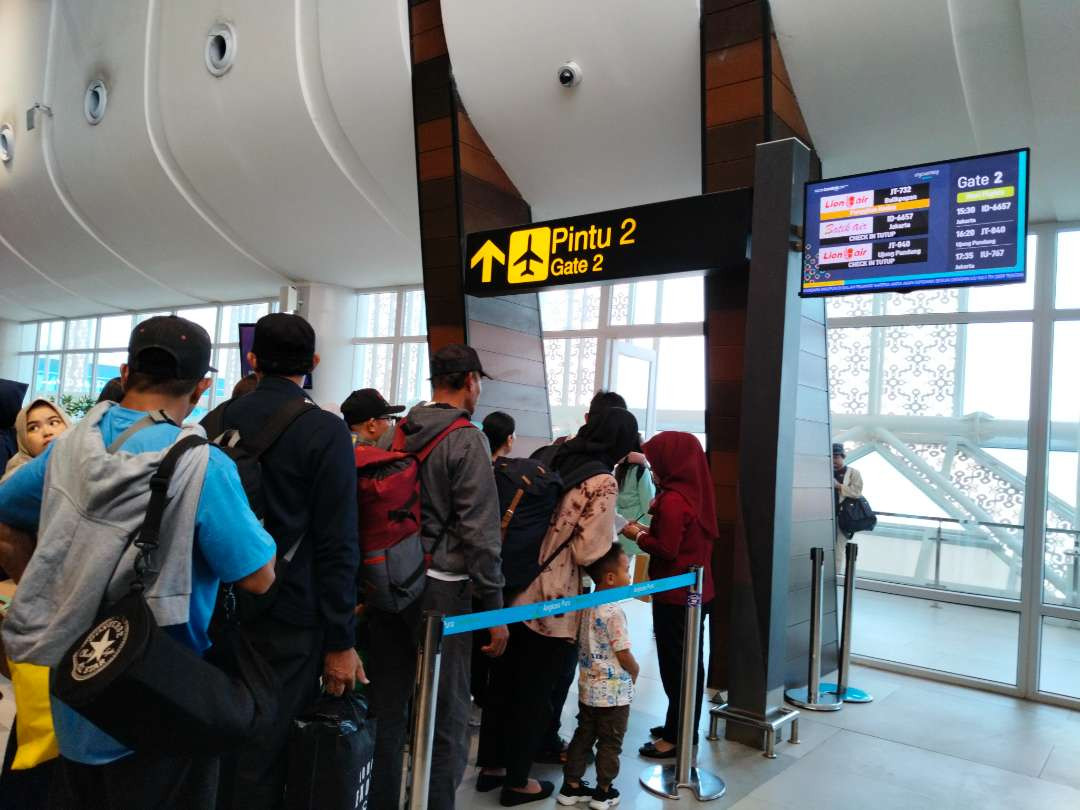 Penumpang pesawat Lion Air tujuan Balikpapan terbang dari Bandara Lombok, Rabu 13 November 2024 pukul 17.14 Wita. (Foto: Yasmin Fitrida/Ngopibareng.id)