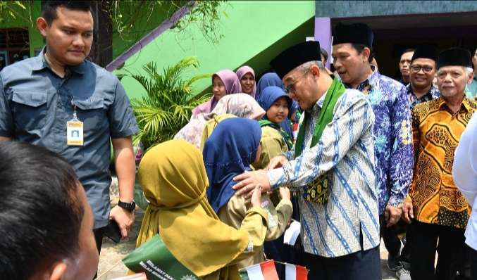 Mendikdasmen, Abdul Mu'ti, meninjau uji coba makan bergizi gratis di SD Muhammadiyah 1 Wonopeti, Kulon Progo, Yogyakarta. (Foto: BKHM)