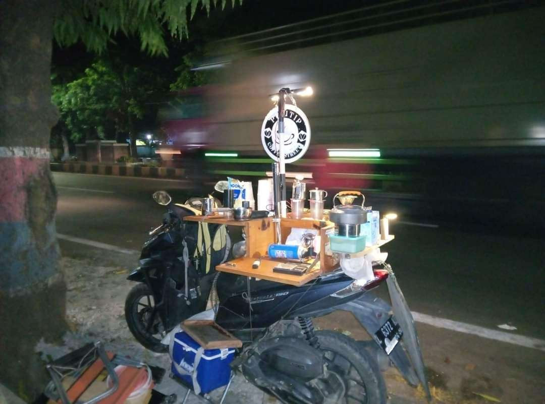 Motor dan peralatan jual kopi ini dibawa kabur oleh pelaku begal di Kabupaten Probolinggo. (Foto: Istimewa)