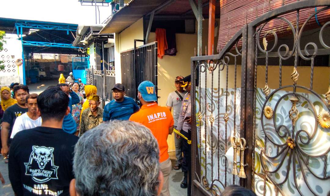 Polisi saat melakukan olah TKP pembunuhan di Sidoarjo, Jawa Timur. (Foto: Istimewa)