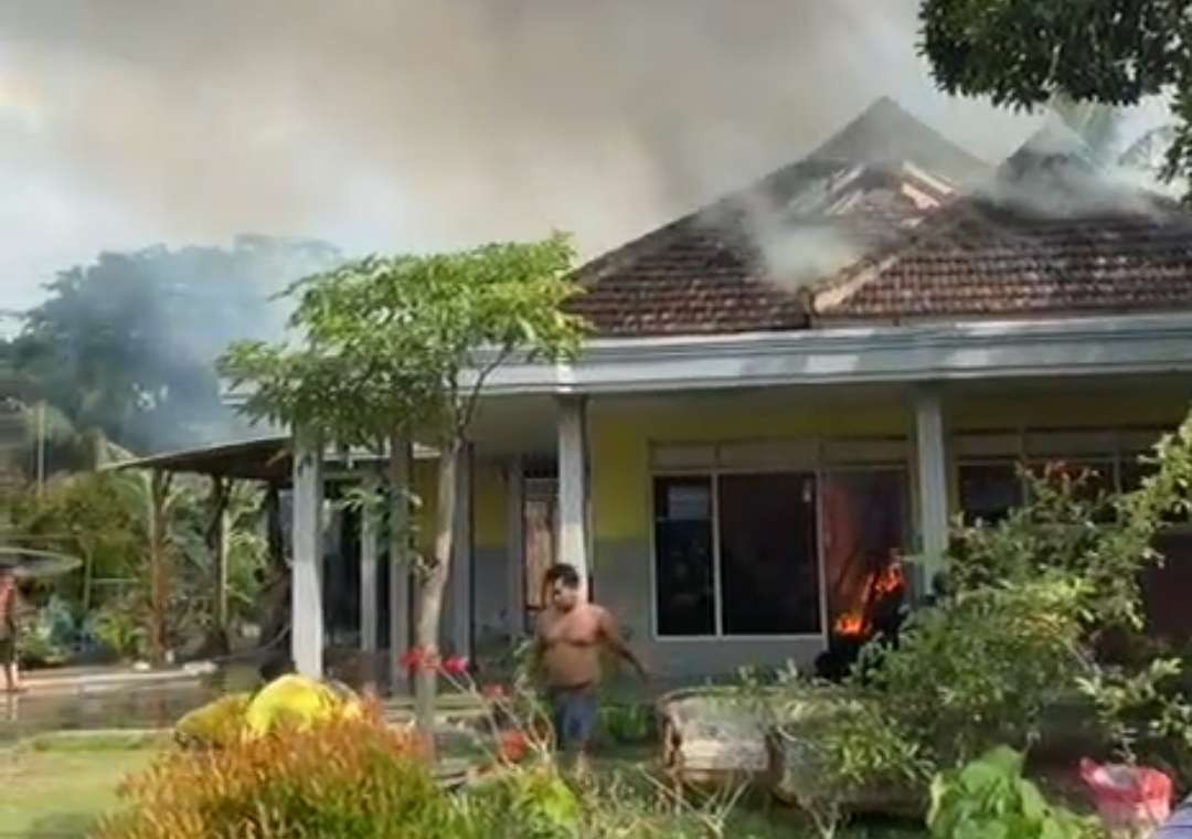 Warga berupaya memadamkan api di rumah Winarto. (Foto: Istimewa)