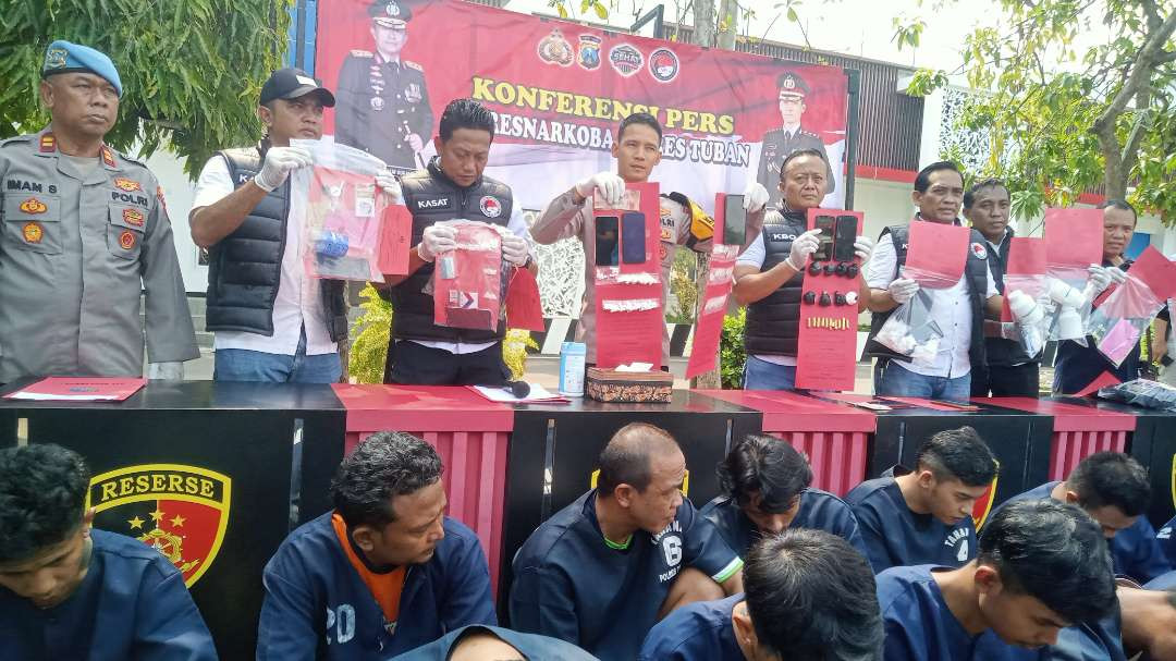 Konferensi pers pengungkapan tindak pidana penyalahgunaan narkoba di Tuban. (Foto: Khoirul Huda/Ngopibareng.id)