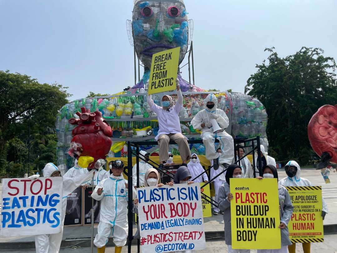 Aksi teatrikal yang dilakukan oleh Ecoton di depan Gedung Negara Grahadi, Surabaya, Rabu 13 November 2024. (Foto: Ecoton)