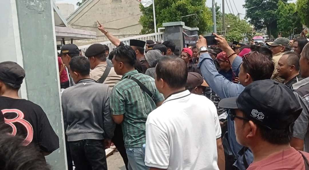 Detik-detik demonstran menjebol pintu pagar Kantor Bawaslu Jember, Jawa Timur. (Foto: Rusdi/Ngopibareng.id)