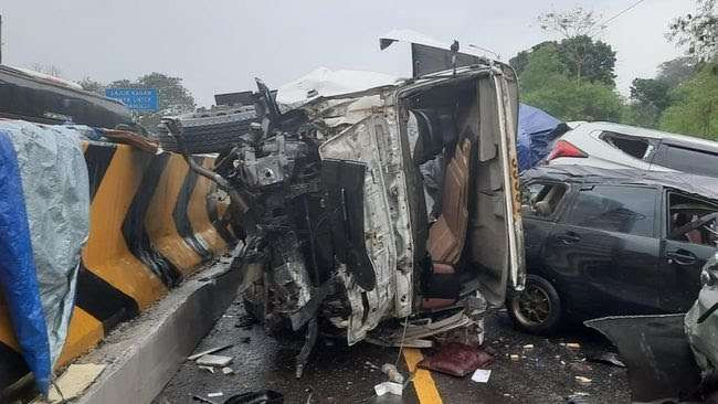 Mobil hancur akibat kecelakaan Tol Cipularang KM 92. (Foto: Dokumentasi PJR Cipularang)