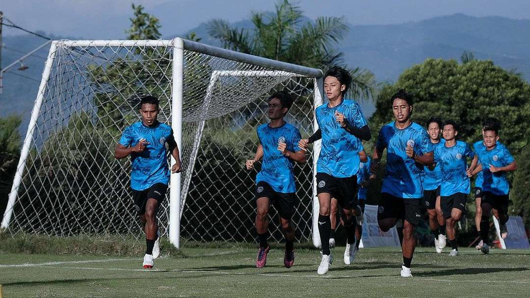 Achmad Maulana (depan) dalam sesi latihan Arema FC. (Foto: Arema FC)