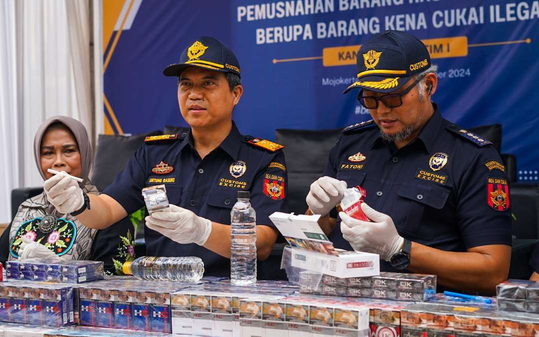 Kakanwil Bea Cukai Jatim, Untung Basuki menunjukkan barang bukti rokok ilegal. (Foto: Aini Arifin/Ngopibareng.id)