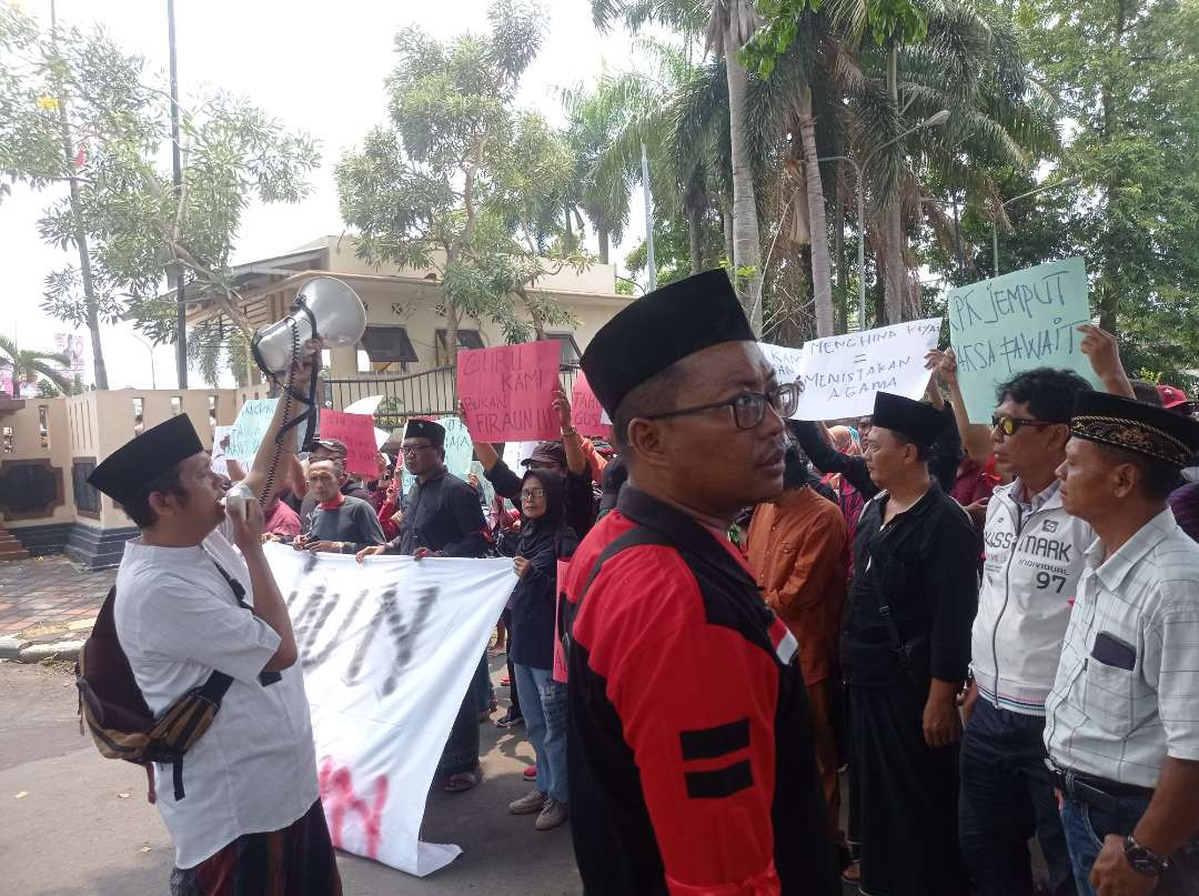 Puluhan massa mendesak Pansus Pilkada DPRD Jember memanggil Gus Fawait (Foto: Rusdi/Ngopibareng.id)